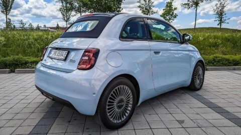 Fiat 500e (2025): Neodolatelný styl za prémiovou cenu