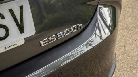 Lexus ES 300h (2025): Tichá síla proti německé aroganci