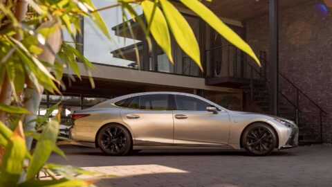 Lexus LS 500h (2025): Poslední samuraj luxusní třídy