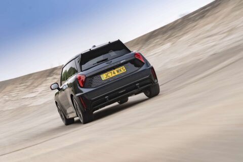 MINI Cooper (2025): Dvě auta, jeden styl. Které je to pravé?