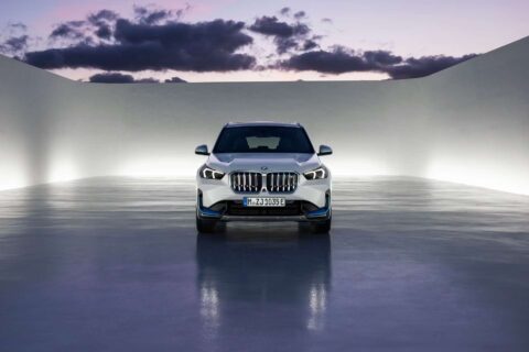 BMW iX1 (2025): Elektrický král segmentu. A umí všechno