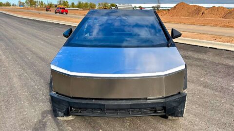 Tesla Cybertruck (2025): Geniální monstrum, které v Evropě nechceme (a nemůžeme mít)