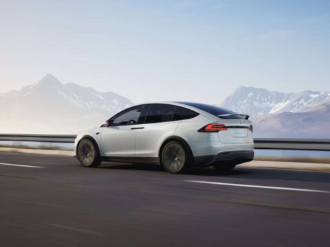 Tesla Model X (2025): Geniální, nebo šílené? Recenze rodinného sokola